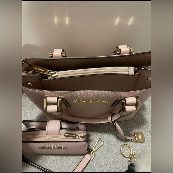 Pink Michael Kors Leather Matching set plus MK key chain - Picture 5 of 8